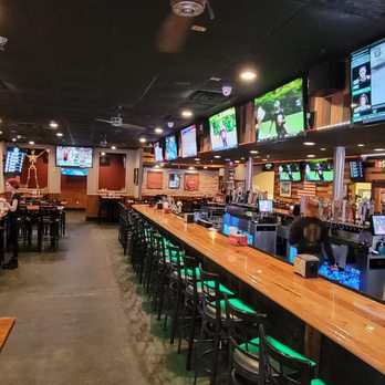 Geronimos Grill - a bar with a lot of tvs - American Near Me - Davie, Florida Geronimos Grill - a bar with a lot of tvs - American Near Me - Davie, Florida
