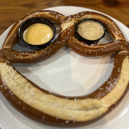 WARM BAVARIAN PRETZEL-really hood WARM BAVARIAN PRETZEL-really hood
