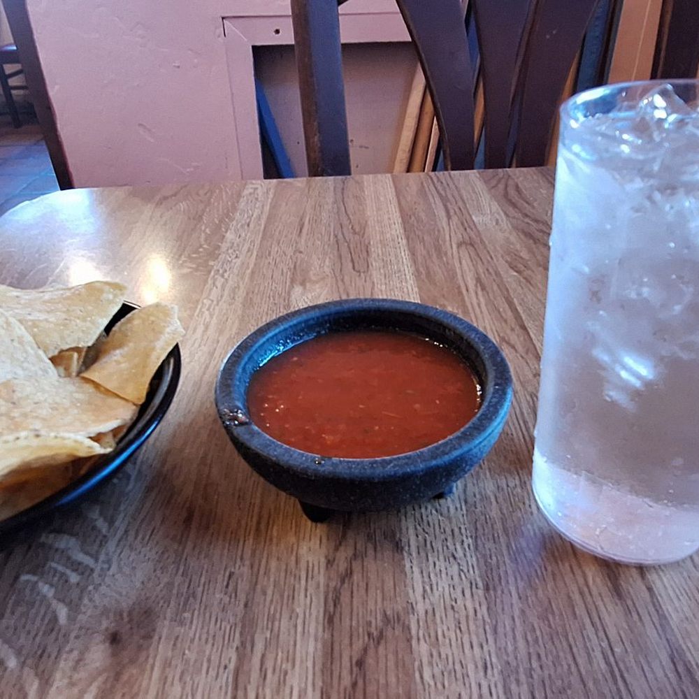 El Minuto Cafe - chips and salsa - Mexican Near Me - Tucson, Arizona