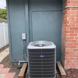 Heat pump condenser; requisite drain, fuse box, and cable channel. Heat pump condenser; requisite drain, fuse box, and cable channel.