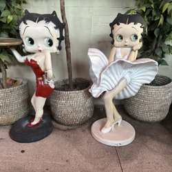 Pikes Cinema Bar and Grill - Patio decor