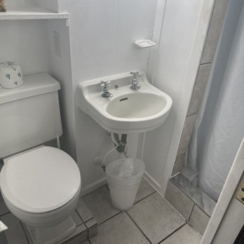 Curry House - Horrible bathroom with no mirror - Bed & Breakfast Near Me - Key West, Florida Curry House - Horrible bathroom with no mirror - Bed & Breakfast Near Me - Key West, Florida