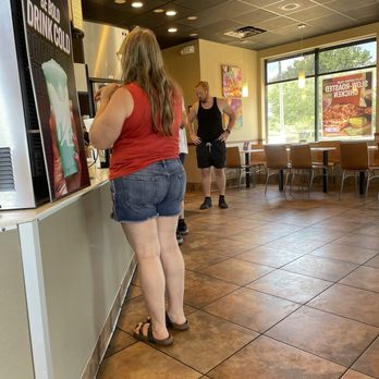 Taco Bell - Pretty busy, but I can't eat here. I'm going to go to a real Mexican restaurant.. - Fast Food Near Me - Spring Hill, Florida