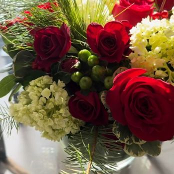 Ye Olde Yardley Florist - Here's one of their deluxe Christmas center pieces. - Florists Near Me - Yardley, Pennsylvania Ye Olde Yardley Florist - Here's one of their deluxe Christmas center pieces. - Florists Near Me - Yardley, Pennsylvania