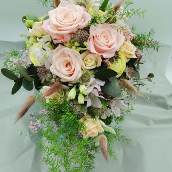 Blumen Carola de Jongh - Wasserfall - Brautstrauß mit rosa Rosen - Florists Near Me - Hamburg, HH Blumen Carola de Jongh - Wasserfall - Brautstrauß mit rosa Rosen - Florists Near Me - Hamburg, HH