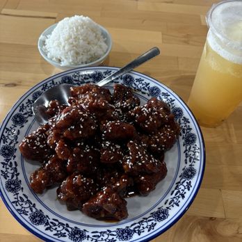 La Mom Kitchen - Short Pk5. Sweet & Sour Pork Ribs B02. Passion Fruit Iced Tea - Shanghainese Near Me - Chicago, Illinois