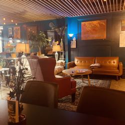 Aub’s Lounge - Super cozy inside space