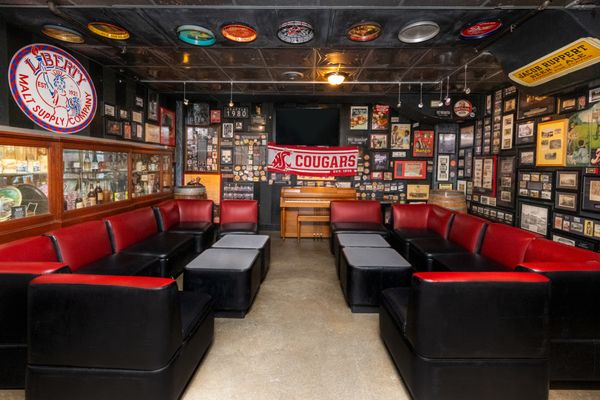 Pike Pub by null