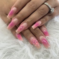 Annie Nails & Spa - Airbrushed design by Emily