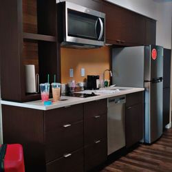TownePlace Suites Irvine Lake Forest - Beautiful full kitchen