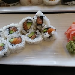 Niko Sushi - Salmon and avacado roll