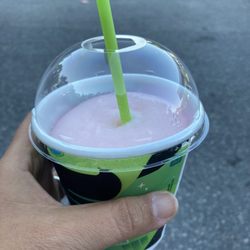 7-Eleven - Free Slurpee Day (7/11) attendant was filling the cups. Does she know WHAT Slurpee lids ARE ?!?