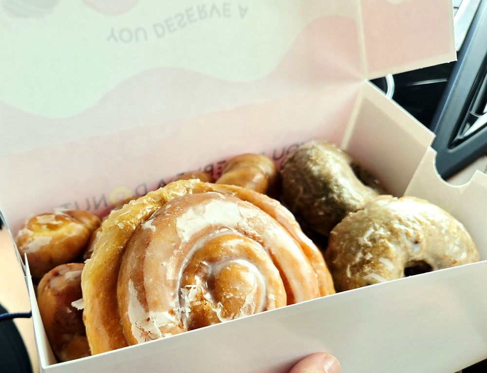 Lee’s Donuts Logo
