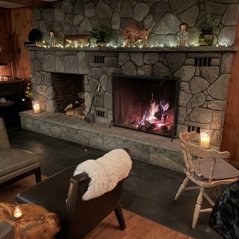 Blue Fox Motel - a fireplace in the lounge area - American Near Me - Narrowsburg, New York