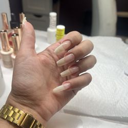LUX Lounge - My natural nails were able to grow this long thanks to Alyssa, her high quality products and her attentive techniques.