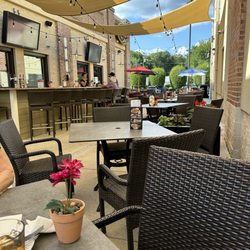 Uno Pizzeria & Grill - View from outdoor table