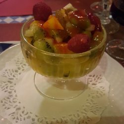 Chez Nino - La plus belle salade de fruits, avec kiwi, framboise, clémentine, et un dont je n'ai pas su le reconnaître ^^  Bien varié j'ai adoré