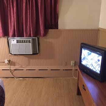 Deegan Motel - A 6 inch boxed tv. Who even sells boxed tv anymore :( - Hotels Near Me - Bronx, New York