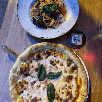 Cibo Wine Bar - Margherita pizza and seafood linguine - Wine Bars Near Me - Toronto, Ontario Cibo Wine Bar - Margherita pizza and seafood linguine - Wine Bars Near Me - Toronto, Ontario