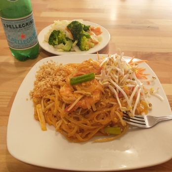 Thai Hachapi - Pad Thai with shrimp, steamed vegetables (delicious!), and Perrier. - Thai Near Me - Tehachapi, California