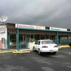Farmacia La Fé - Parking lot view, approaching on foot