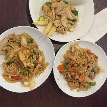 Thai Cortez - Top: Garlic (Chicken) Bottom: Pad Khee Mao (Chicken) - Thai Near Me - Cortez, Colorado