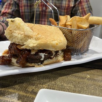 Conroe Lake House - Brisket Burger - American Near Me - Montgomery, Texas