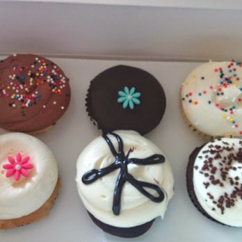Georgetown Cupcake - Bakeries Near Me - Bethesda, Maryland
