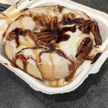 Cinnaholic - Turtle cinnaholic - Desserts Near Me - Seattle, Washington