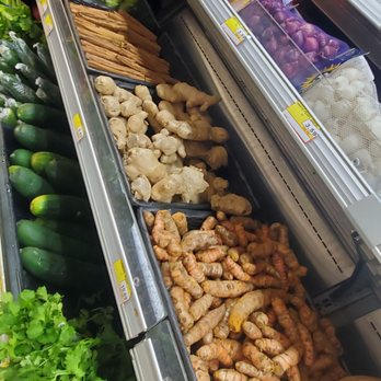 Fairway Foods - a variety of vegetables on display - Grocery Near Me - Idyllwild, California