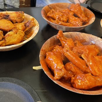 Duff's Famous Wings - American Near Me - Amherst, New York