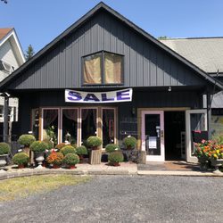 Smiley's Town & Country - Building