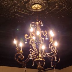 Hotel Saxonburg - Dinning - Beautiful tin ceiling