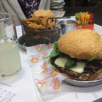 Cacio & Pepe - Hamburguesa Diana + aros de cebolla y limonada con gengibre. - Burgers Near Me - Buenos Aires, C