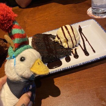 Red Lobster - Best thing was this chocolate cake with ice cream! - Seafood Near Me - Tigard, Oregon