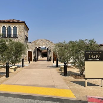 Bacchus Landing - Wine Tasting Room Near Me - Healdsburg, California