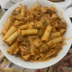 La Strada Pizza and Pasta - La strada, pasta, chicken, mushrooms, onions, in a penny à la vodka sauce.