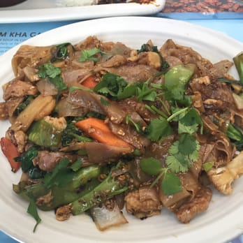 Pad Thai Cafe - Nice Veg mix in the drunken noodle: broccoli, cauliflower, snow pea, carrot, baby corn and water chestnuts. - Thai Near Me - Albuquerque, New Mexico
