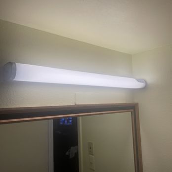 Days Inn by Wyndham Wrightstown McGuire AFB/Bordentown - Cracked light cover. - Hotels Near Me - Wrightstown, New Jersey