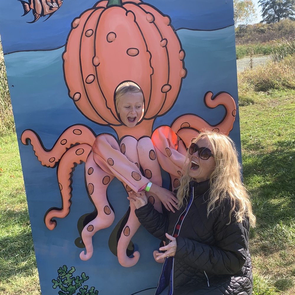 Kingsway Pumpkin Farm - Photo stations - Pumpkin Patches Near Me - Hartville, Ohio Kingsway Pumpkin Farm - Photo stations - Pumpkin Patches Near Me - Hartville, Ohio