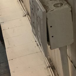 This 4  outlet--non of them is working- -- and next table's outlet too. (only 2 works)