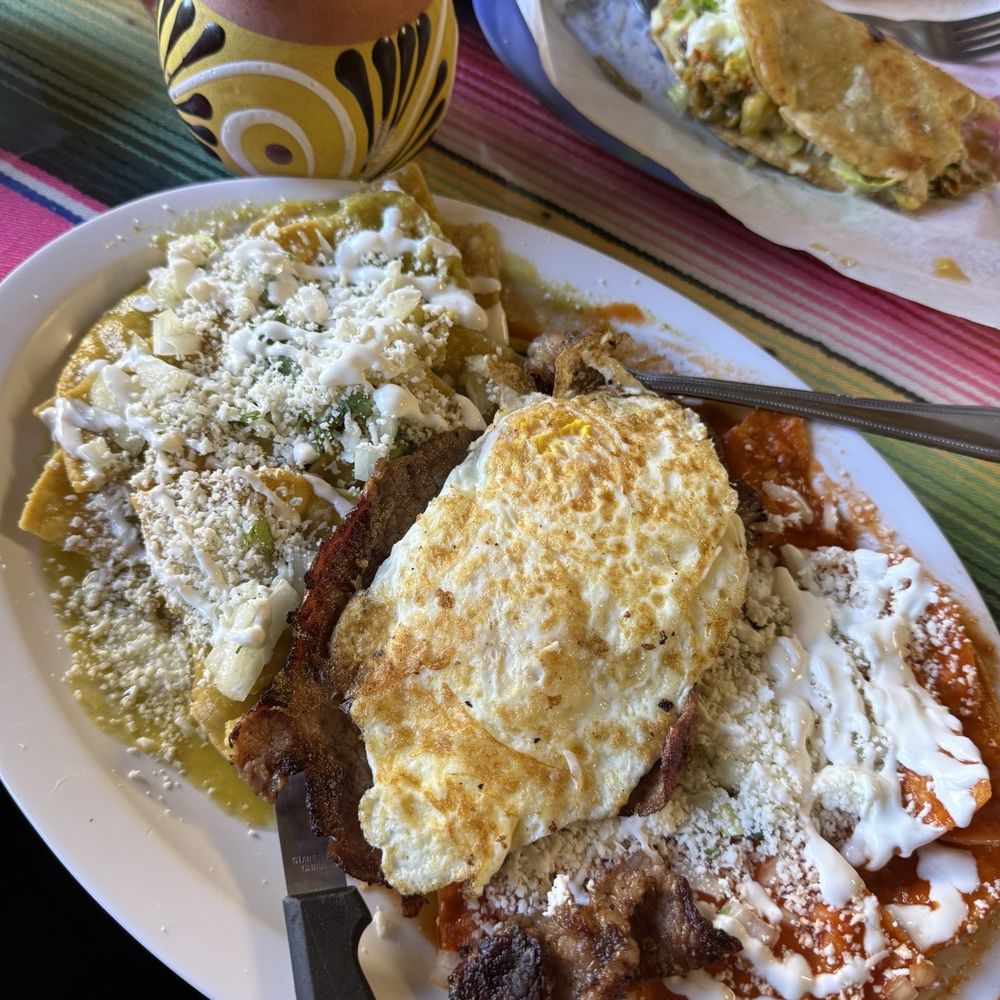 Los Chilaquiles - Chilaquiles divorciados con bistec (delicious) - Tacos Near Me - Fresno, California Los Chilaquiles - Chilaquiles divorciados con bistec (delicious) - Tacos Near Me - Fresno, California