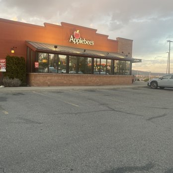 Applebee's Grill + Bar - Front of joint - Sports Bars Near Me - Spokane, Washington