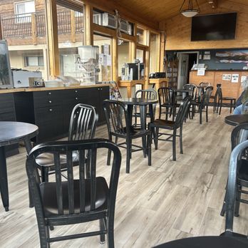 Blue Door - Lobby breakfast area. - Hotels Near Me - Estes Park, Colorado