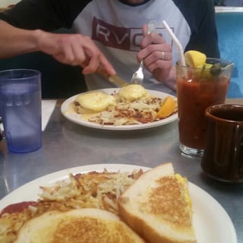 Sunshine Café - Chorizo Benedict & Snowboarder's Breakfast Sandwich - Breakfast & Brunch Near Me - Silverthorne, Colorado