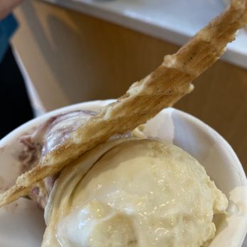 Jeni's Splendid Ice Creams - Sweet cream biscuits & peach jam on the right side - Ice Cream & Frozen Yogurt Near Me - Austin, Texas Jeni's Splendid Ice Creams - Sweet cream biscuits & peach jam on the right side - Ice Cream & Frozen Yogurt Near Me - Austin, Texas