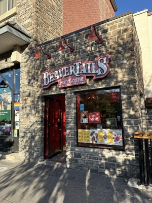 BeaverTails- Queues de Castor (Banff East) by null
