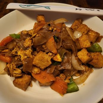 Dahla - Drunken noodles with tofu - Thai Near Me - New Orleans, Louisiana Dahla - Drunken noodles with tofu - Thai Near Me - New Orleans, Louisiana