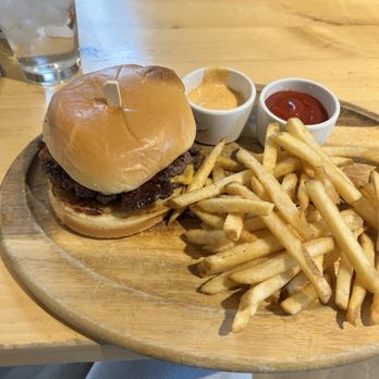 Kitchen Social - Pimiento cheese burger - Cocktail Bars Near Me - Beachwood, Ohio
