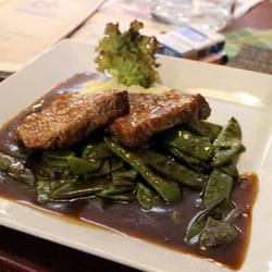 Restaurace pivovar Na Rychtě - Grilované telecí caré s máslovým bramborovým pyré, restovaným cukrovým hráškem a demi glace